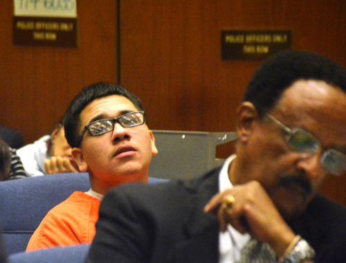 嫌犯奧丘阿（后）與嫌犯卡門的公辯律師漢彌爾頓在初審法庭上。