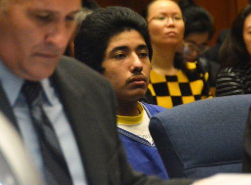 嫌犯卡門（中）在初審法庭上。（僑報網：圖片由法庭指定攝影師提供）