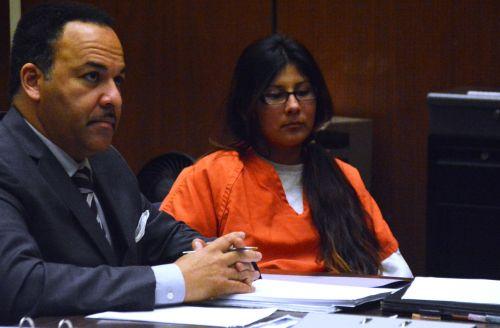 嫌犯卡門（中）在初審法庭上。（僑報網：圖片由法庭指定攝影師提供）