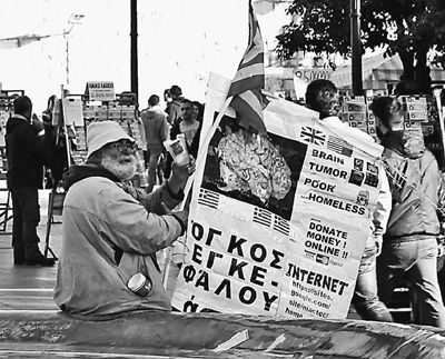 自債務(wù)危機(jī)爆發(fā)以來，希臘承諾實(shí)施以減薪、增稅、裁員和私有化為主要內(nèi)容的緊縮和改革政策。一系列的緊縮措施使民眾生活受到嚴(yán)重影響，約1/4的家庭陷入貧困。圖為今年1月希臘大選期間，在雅典市中心國會(huì)大廈前廣場乞討的老人。