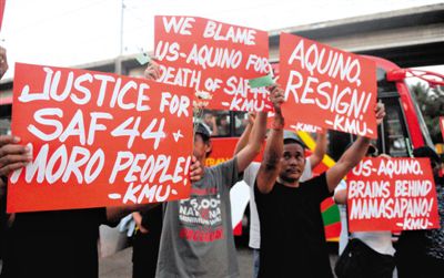 2月3日，菲律賓馬尼拉，民眾舉行示威游行悼念遇難的44名特警，并要求總統(tǒng)阿基諾下臺，對此次反恐行動失敗負(fù)責(zé)。