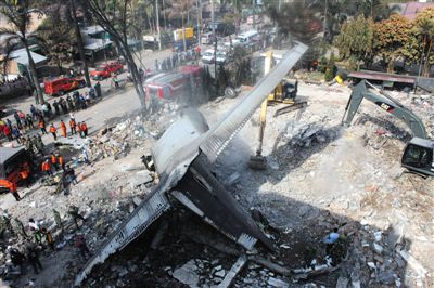 7月1日，搜救人員在印尼軍機墜毀現(xiàn)場進行搜救和清理工作。