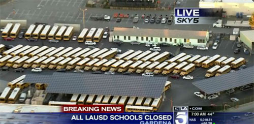 圖：美國KTLA電視臺直播畫面顯示，洛杉磯聯(lián)合學(xué)區(qū)校巴已被叫停，家長被通知暫不能送孩子上學(xué)。
