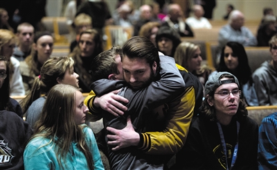 2月21日，美國密歇根州卡拉馬祖縣，連環(huán)槍擊案發(fā)生后，民眾在教堂禱告。