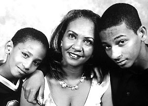 謝赫（右）和弟弟馬哈茂德（左）與母親合影。