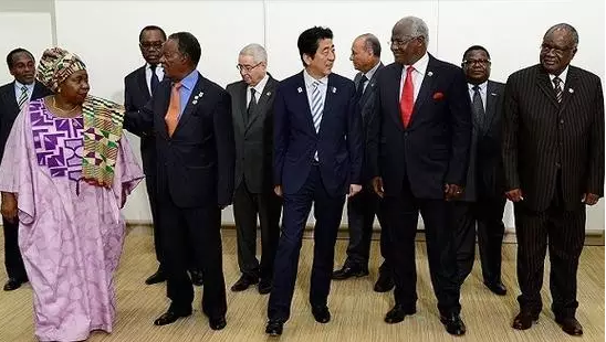 安倍此去肯尼亞是為了出席日本政府主導(dǎo)的第六屆非洲開發(fā)會議。此次會議通過了內(nèi)羅畢宣言：主要內(nèi)容包括，促進(jìn)經(jīng)濟(jì)多元化，通過產(chǎn)業(yè)化推動經(jīng)濟(jì)結(jié)構(gòu)改革;促進(jìn)保障高品質(zhì)的保健系統(tǒng);促進(jìn)保障共同繁榮的社會安定。