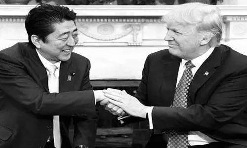 本來(lái)來(lái)訪(fǎng)者還應(yīng)包括墨西哥總統(tǒng)培尼亞·涅托的。但特朗普簽署行政令稱(chēng)要在美國(guó)和墨西哥之間建墻，還要向墨西哥出口到美國(guó)的商品加征20%關(guān)稅的行為惹怒了墨西哥人。