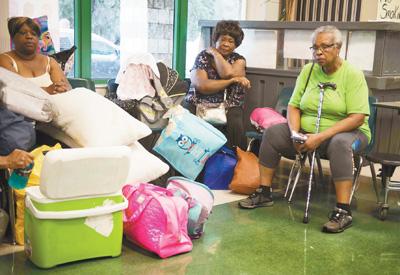 人們在美國佛羅里達州邁阿密的一個安置點休息。新華社發(fā)