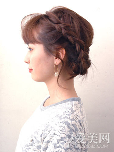 慵懶感小辮子盤發(fā) 簡單隨意顯俏皮 慵懶感小辮子盤發(fā) 簡單隨意顯俏皮