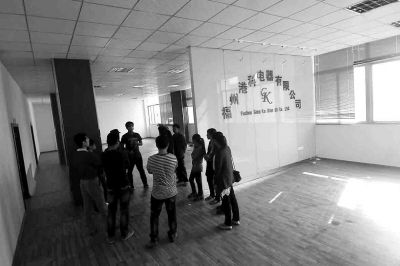 曾經(jīng)看似正規(guī)且豪華的公司，如今空空如也，只剩進門處的公司名稱還赫然在目