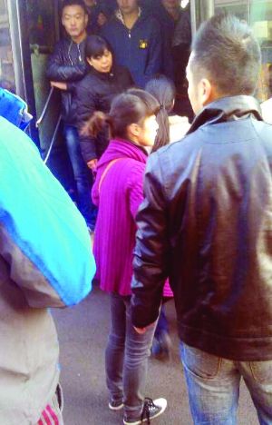 現(xiàn)場僵持不下，穿玫紅色衣服女子要車上乘客給她道歉