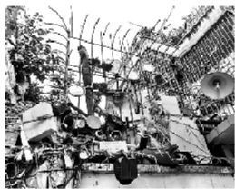 家中二樓三樓也弄滿(mǎn)了防賊的物品