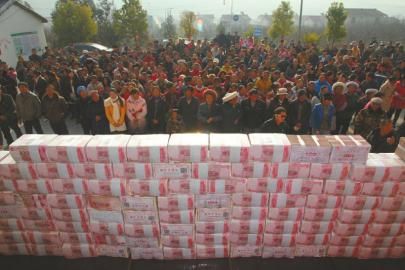 村民領取“年底分紅”。