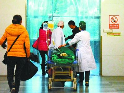 受傷女孩做完手術被送往重癥監(jiān)護室。記者楊濤 攝