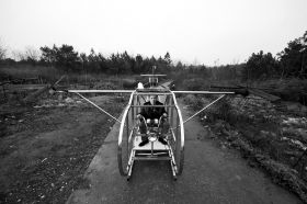 3月12日，汨羅白塘鄉(xiāng)趕洲村，李厚勝坐在他的“魚鷹直升機(jī)”上。圖/記者謝長貴