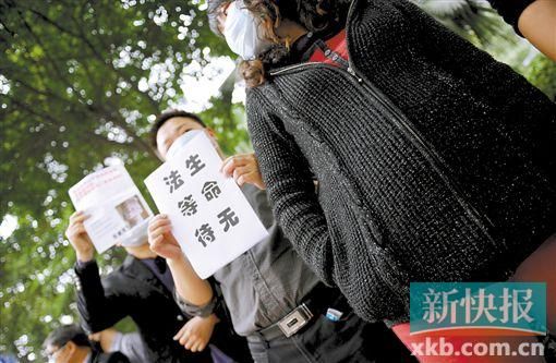 　　■昨日，數(shù)十位二胎準(zhǔn)媽媽和家屬來到省衛(wèi)計(jì)委門前，希望廣東二胎政策盡早出臺(tái)。新快報(bào)記者 孫毅/攝