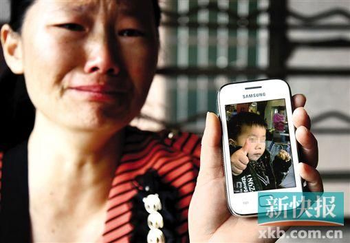 男童的舅媽拿著小益的照片,悲痛欲絕。 新快報(bào)記者 畢志毅 攝
