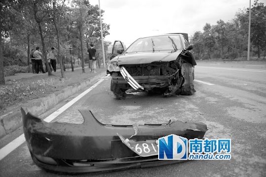 男子搶的比亞迪轎車車頭損毀嚴(yán)重。