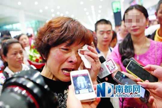 昨日，被拐25年的翁女士(粉紅色衣服者)與生母在深圳機(jī)場(chǎng)見面。