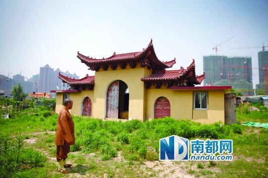 十里古寺2008年被拆,現(xiàn)在只剩下一個廟門。南都記者 陳志剛 攝