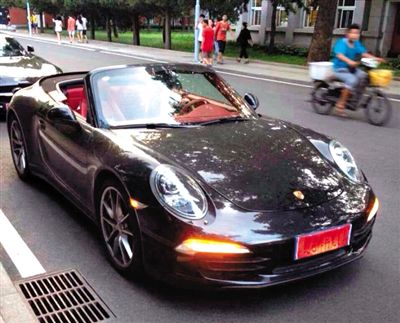 近日，一組“北體大畢業(yè)典禮豪車(chē)云集堪比車(chē)展”組圖在網(wǎng)絡(luò)爆紅。網(wǎng)絡(luò)截圖