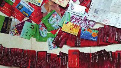 房云云向華商報記者提供的贓物圖片,包括購物卡、銀行卡等