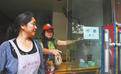 8月14日，市民志愿者體驗城管執(zhí)法招呼商家不要亂張貼。