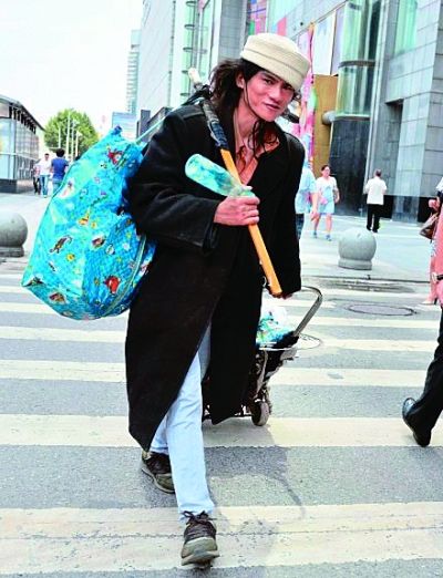 在武廣附近拍攝到的拾荒男。