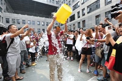 昨日，奇虎360董事長(zhǎng)周鴻祎公開展現(xiàn)參加“冰桶”挑戰(zhàn)的“濕身”過程。新京報(bào)記者 侯少卿 攝