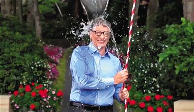 從蓋茨挑戰(zhàn)“冰桶”的視頻中可以發(fā)現(xiàn)微軟最新平板電腦Surface Pro 3的身影，網(wǎng)友稱蓋茨在做公益時(shí)還不忘給自家產(chǎn)品做代言。