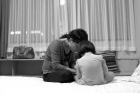 8月19日晚，河北石家莊市，多多的媽媽在酒店里安撫著孩子，3歲的多多一直在吵著要回家，看到陌生人就哭。圖/記者陳正