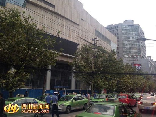 百輛出租車排隊(duì)5小時(shí)領(lǐng)百元購物卡 的哥稱不劃算 百輛出租車排隊(duì)5小時(shí)領(lǐng)百元購物卡 的哥稱不劃算