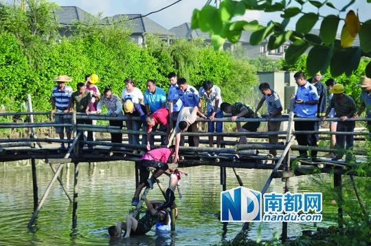 救援人員合力打撈起落水女孩，后經(jīng)醫(yī)護(hù)人員確認(rèn)已經(jīng)死亡。受訪者供圖