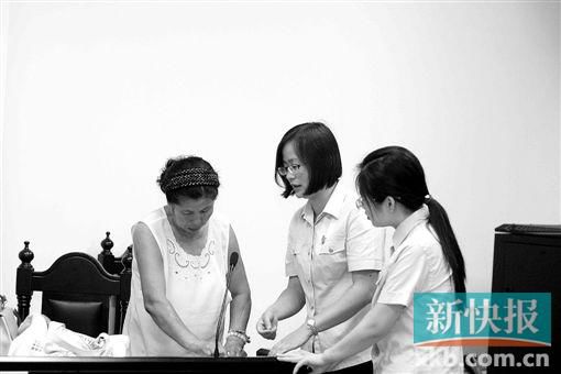 白春榮簽領(lǐng)國家賠償款。通訊員供圖