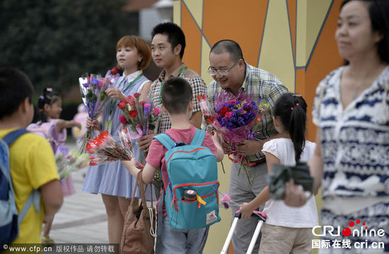 重慶一校長(zhǎng)堅(jiān)持六年校門口迎送學(xué)生彎腰問聲好(組圖) 重慶一校長(zhǎng)堅(jiān)持六年校門口迎送學(xué)生彎腰問聲好(組圖)