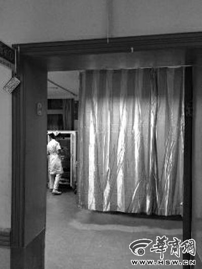 昨晚9時許，急診室簾后，6歲的小女孩靜靜地躺著 記者 卿榮波 攝