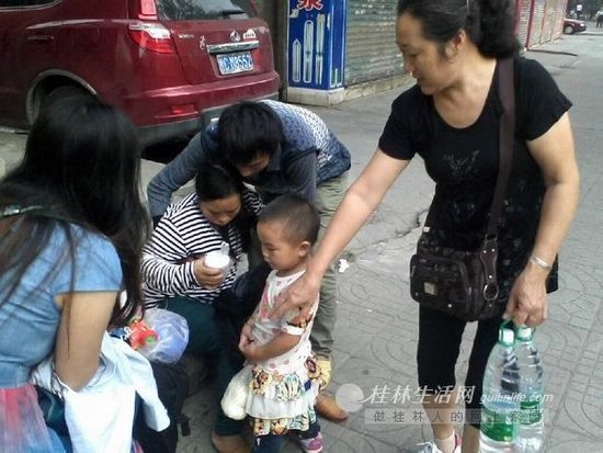 孕婦當(dāng)街分娩路人站圈護(hù)“產(chǎn)” 母子平安(圖) 孕婦當(dāng)街分娩路人站圈護(hù)“產(chǎn)” 母子平安(圖)