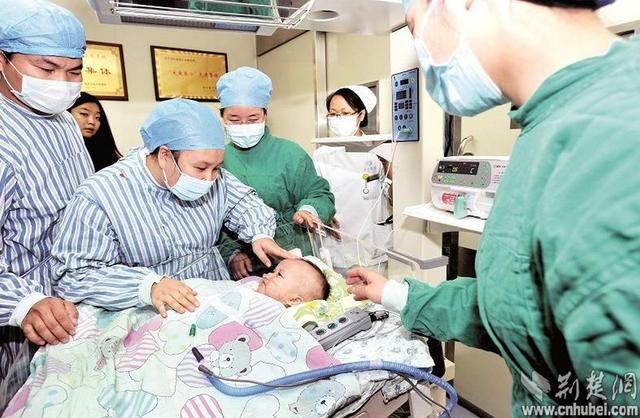 圖為：成功進(jìn)行心臟移植手術(shù)后，小患者平安度過(guò)術(shù)后危險(xiǎn)期，14日轉(zhuǎn)入普通隔離病房 （攝影 魏錸）