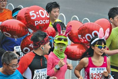 身上綁著氣球的參賽者在參加比賽。