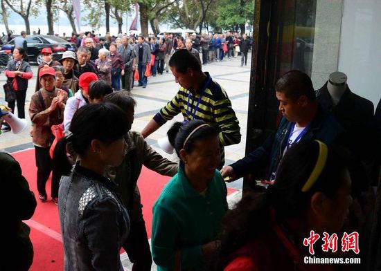 江西數(shù)百老人為領(lǐng)10元代金劵寒風中排隊數(shù)小時