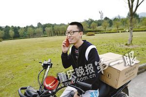 在推銷(xiāo)路上，黃鑫接到一位女生要衛(wèi)生巾的電話，顯得十分高興。