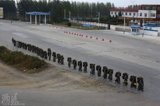 中國女性苦行僧生活:行腳乞食 露宿野外(圖) 中國女性苦行僧生活:行腳乞食 露宿野外(圖)