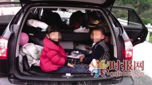 男子駕車出游被查 5座車塞10人兩孩子裝后備廂