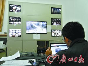 監(jiān)控室就可以看到男生宿舍樓的情況。