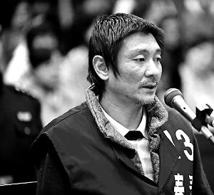 庭審時(shí)，鄭東稱自己想隨女兒一起去，請(qǐng)求法院判他死刑立即執(zhí)行