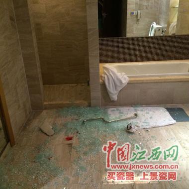 南昌一酒店玻璃門爆裂顧客多處割傷 店方拒賠償 南昌一酒店玻璃門爆裂顧客多處割傷 店方拒賠償