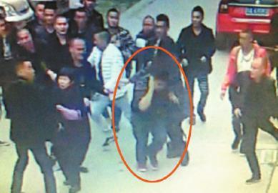 女子結(jié)婚想借婚慶舞臺被拒 帶人怒砸他人婚禮 女子結(jié)婚想借婚慶舞臺被拒 帶人怒砸他人婚禮