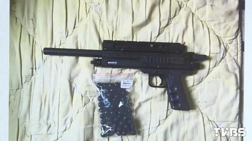 林姓男子使用的瓦斯鎮(zhèn)暴槍。圖自TVBS網(wǎng)站