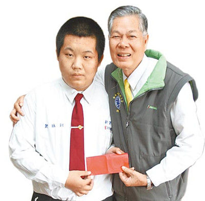 校長稱贊鄭詠釧（左）處變不驚，頒發(fā)2000元臺幣紅包“壓驚”，并記一大功。