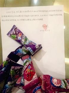 為表謝意，他特意買(mǎi)來(lái)20根棒棒糖送給民警。